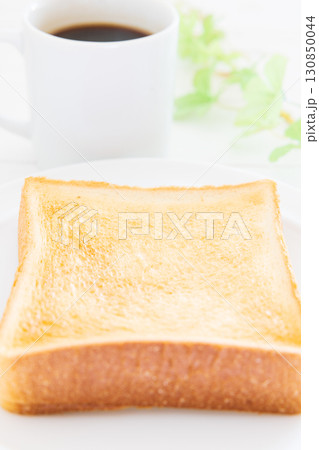 美味しい厚切り食パンとホットコーヒーのモーニング 130850044