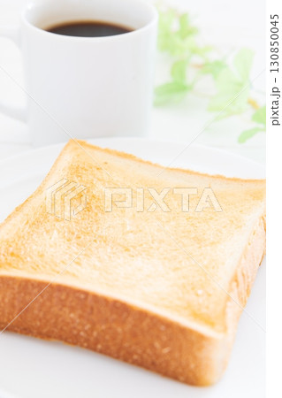 美味しい厚切り食パンとホットコーヒーのモーニング 130850045