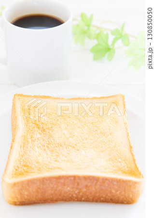 美味しい厚切り食パンとホットコーヒーのモーニング 美味しい厚切り食パンとホットコーヒーのモーニング 130850050