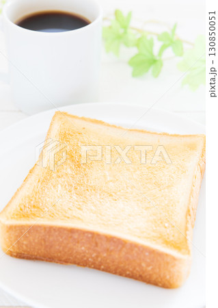 美味しい厚切り食パンとホットコーヒーのモーニング 130850051