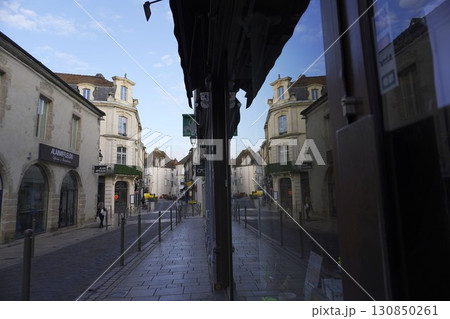 フランスの田舎町の街並み 130850261