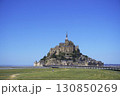 大地に浮かぶモンサンミシェル 130850269