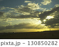 夕日へ向かう飛行機 130850282