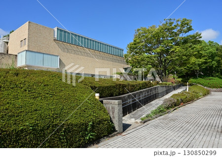 三重県立美術館のレストラン側（三重県津市） 130850299