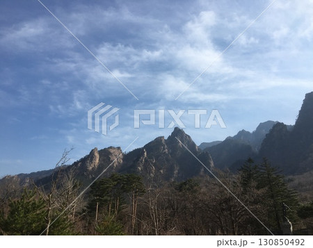 韓国の山（雪岳山 ソラクサン）と空と雲の風景 130850492