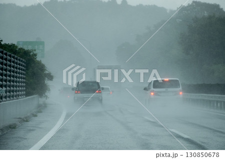 高速道路を走行中に突然降り出したゲリラ豪雨 高速道路を走行中に突然降り出したゲリラ豪雨 130850678