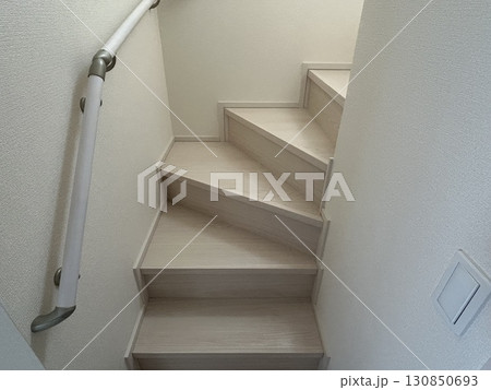 木造階段　一戸建て住宅 130850693
