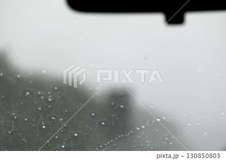 突然の雨で曇ったフロントガラス 130850803
