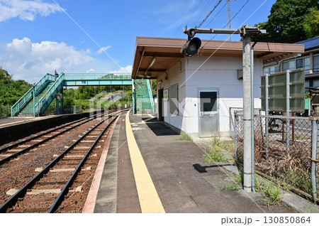 下庄駅（しものしょうえき）紀勢本線のプラットホーム 130850864