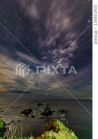 北海道・襟裳岬を照らす満天の星空 北海道・襟裳岬を照らす満天の星空 130851435