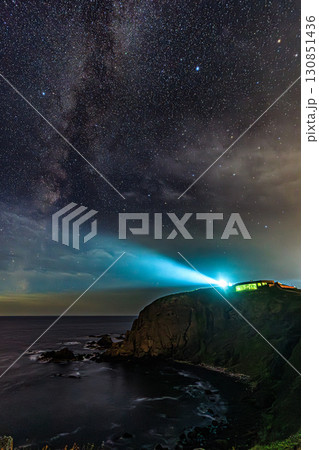 襟裳岬灯台と満天の星空の幻想的な風景 130851436