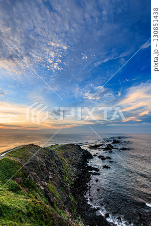 日本の最果て、襟裳岬の雄大な海岸線 130851438