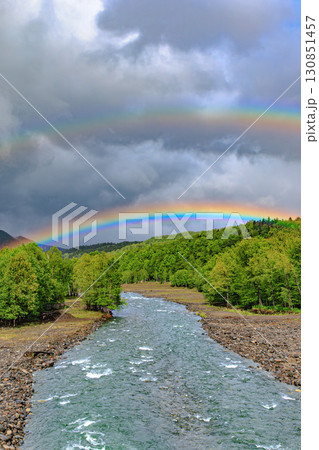 雨上がりに現れたダブルレインボーと清流 130851457