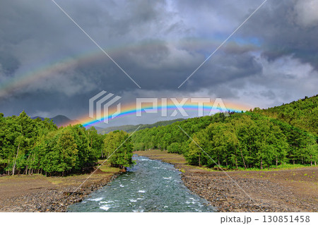 北海道・石狩川と鮮やかな虹の風景 130851458