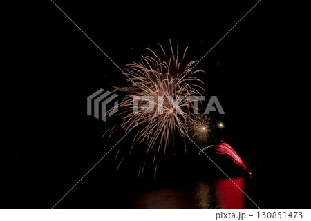 海面に花火が映っています。日本の和歌山県にある白良浜で花火があがり海面に映っています。 海面に花火が映っています。日本の和歌山県にある白良浜で花火があがり海面に映っています。 130851473