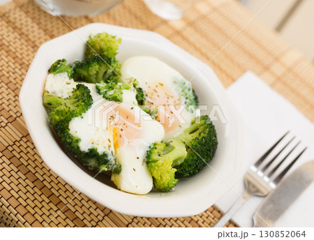 breakfast of crumpled eggs with broccoli 130852064