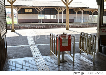 一身田駅（いしんでんえき）紀勢本線の駅構内 130852263