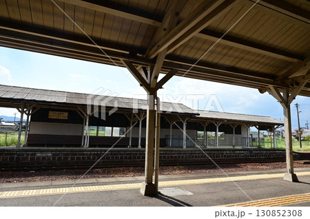 一身田駅（いしんでんえき）紀勢本線のプラットホーム 130852308