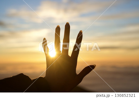 マウナ・ケアの山頂で輝く指輪と朝日 130852321