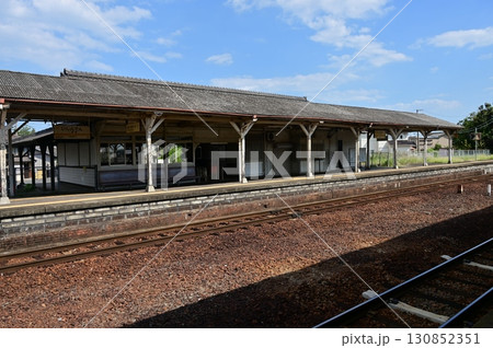 一身田駅（いしんでんえき）紀勢本線のプラットホーム 130852351