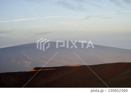 ハワイ島のマウナ・ケア山頂からの風景 130852360