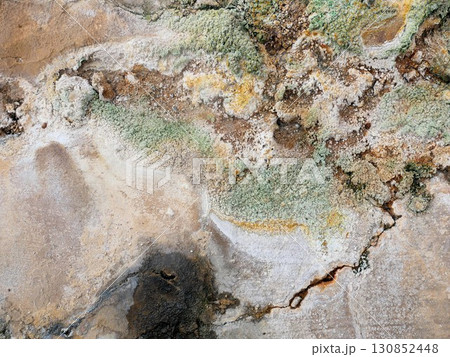 わいた温泉郷 地面にある温泉余土などの温泉成分 (熊本県小国町) わいた温泉郷 地面にある温泉余土などの温泉成分 (熊本県小国町) 130852448