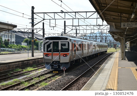 亀山駅（三重県）停車中のクハ314-3019 130852476