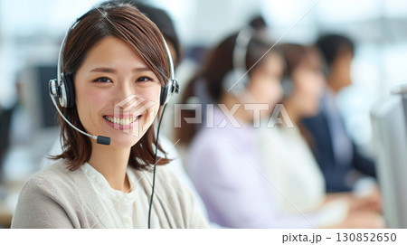コールセンターで働くアジア人女性01 130852650