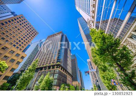 日本の東京都市景観9月2日。「大手町駅前」交差点から大成大手町ビル（画面右上）など、ビル群を望む 130852925