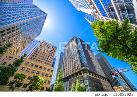 日本の東京都市景観9月2日。「大手町駅前」交差点から大成大手町ビル（画面右上）など、ビル群を望む 130852928