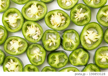 白背景にハラペーニョ 130853128