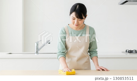 テーブルを拭く若い女性 130853511