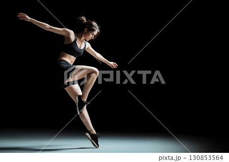 ダンスをする女性 130853564
