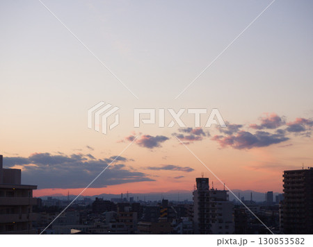 夕暮れの空と都市のシルエット 夕暮れの空と都市のシルエット 130853582