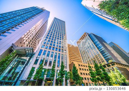 日本の東京都市景観 「大手町駅前」交差点近くの丸の内オアゾなどを望む 130853646