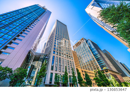 日本の東京都市景観 「大手町駅前」交差点近くの丸の内オアゾなどを望む 130853647