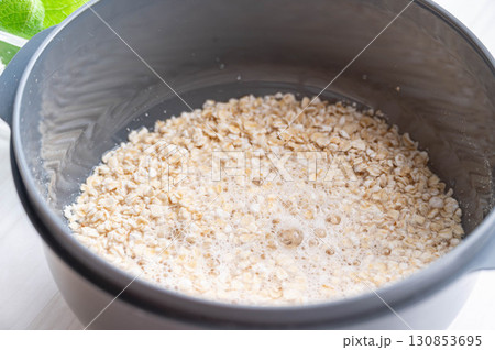 米化前の耐熱容器にいれた水とオートミール 米化前の耐熱容器にいれた水とオートミール 130853695