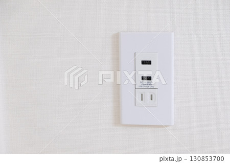 USB充電の差し込み口があるコンセント 130853700