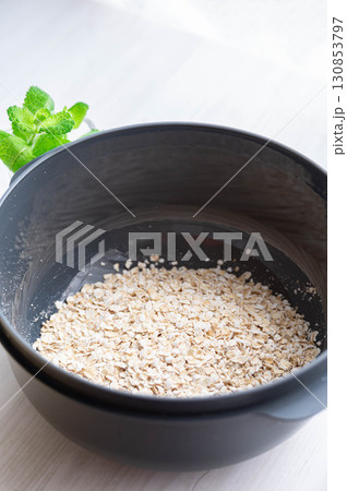 耐熱容器にいれたオートミール 130853797