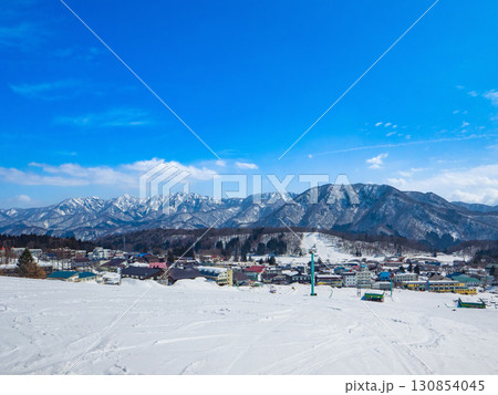 広大なゲレンデと麓のホテル街 (長野県、白馬、栂池高原、鐘の鳴る丘ゲレンデ) 130854045