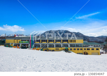 青空のスキー場レストランと目の前に広がるゲレンデ (長野県、白馬、栂池高原) 130854047