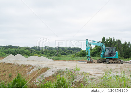 整地作業の現場　重機 130854190