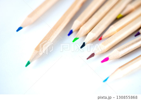 カラフルな色鉛筆 カラフルな色鉛筆 130855868