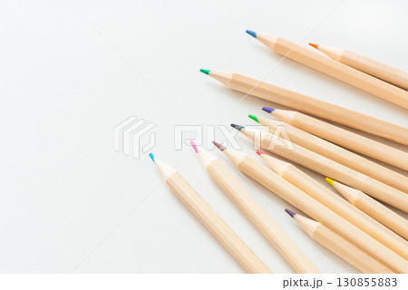 カラフルな色鉛筆 130855883
