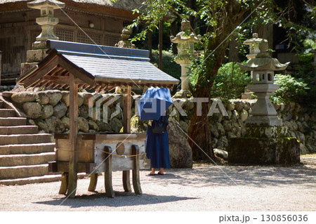 世界遺産の白川郷の八幡神社と外国人観光客の姿 世界遺産の白川郷の八幡神社と外国人観光客の姿 130856036