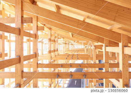 大阪万博の大屋根リングの木造物の構造の風景 130856060