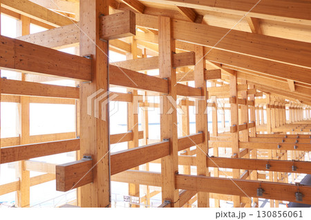 大阪万博の大屋根リングの木造物の構造の風景 130856061