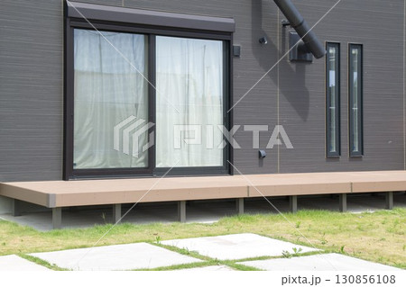 住宅前のウッドデッキ 住宅前のウッドデッキ 130856108
