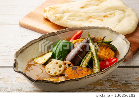 夏野菜カレーとナン 130856182