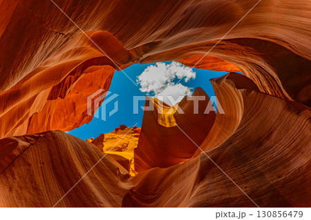 アメリカ　アリゾナ州のロウワーアンテロープキャニオンの風景　グランドキャニオン　グランドサークル 130856479